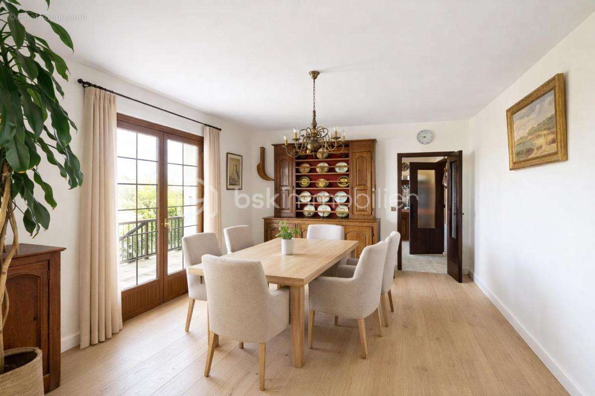 A Saint Jean de Luz, Maison 5 ch + T3 et terrain 1700 m2 divisible - vue océan et montagnes - photo 5