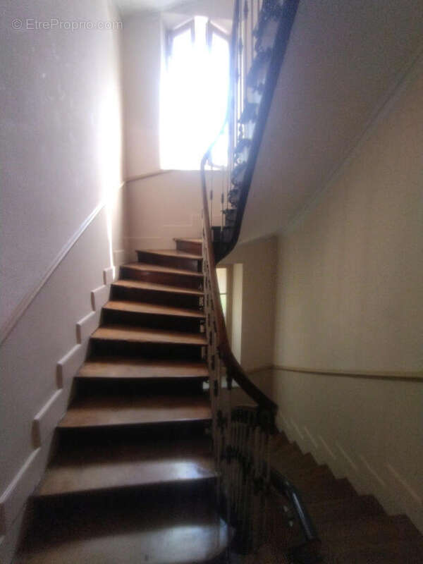 escalier  immeuble - Appartement à CAHORS