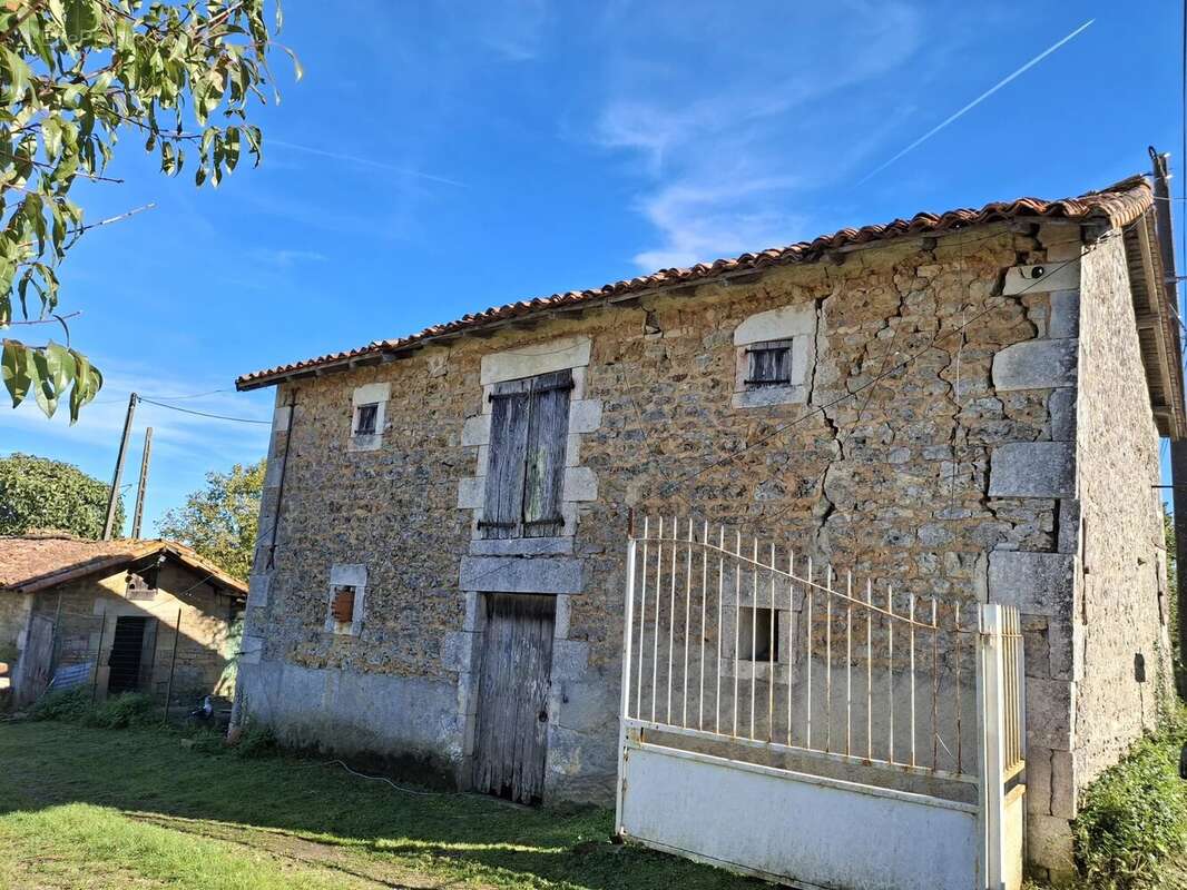 Propriété historique avec dépendances et 31 hectares de terrain - photo 6