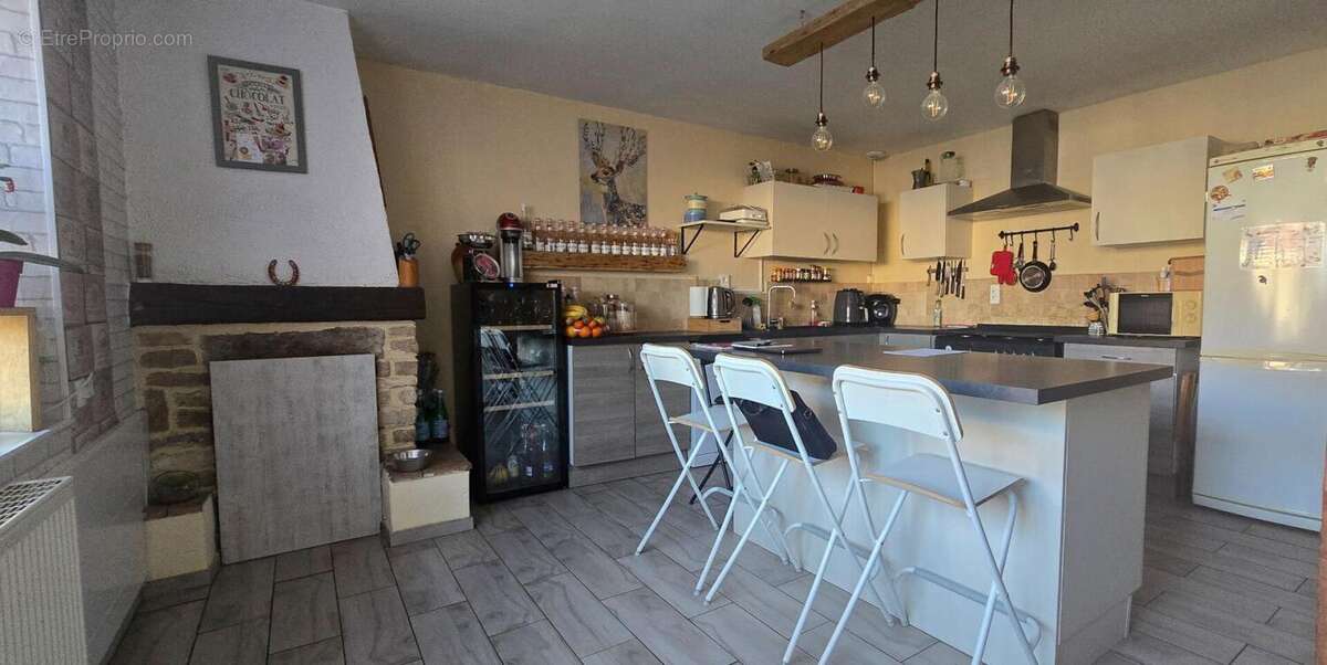 Maison en pierre 146m² rénovée situé à Frasne-le-Château - photo 2