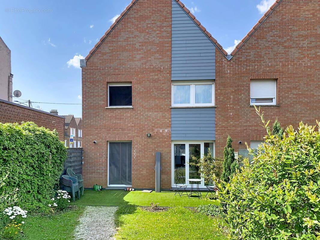 Maison à LA CHAPELLE-D'ARMENTIERES