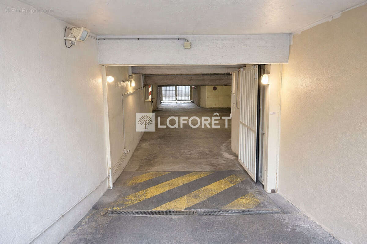 Parking à PARIS-15E