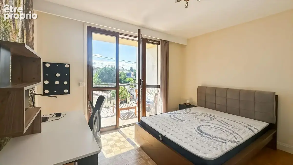 Valence -  t4 traversant avec terrasse de 20 m², garage et cave - photo 6