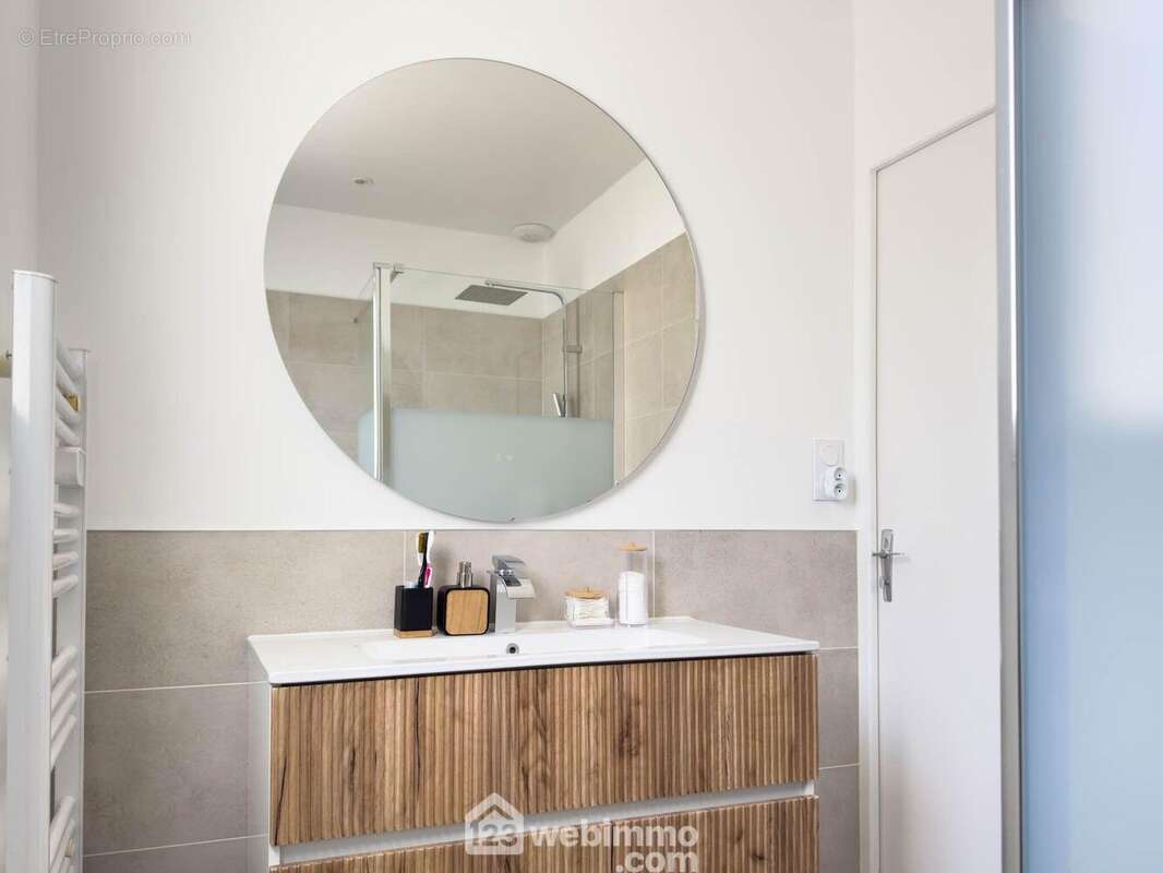 La salle d&#039;eau est de 2025, l&#039;espace nuit se termine avec un wc séparé. - Maison à TOUTLEMONDE