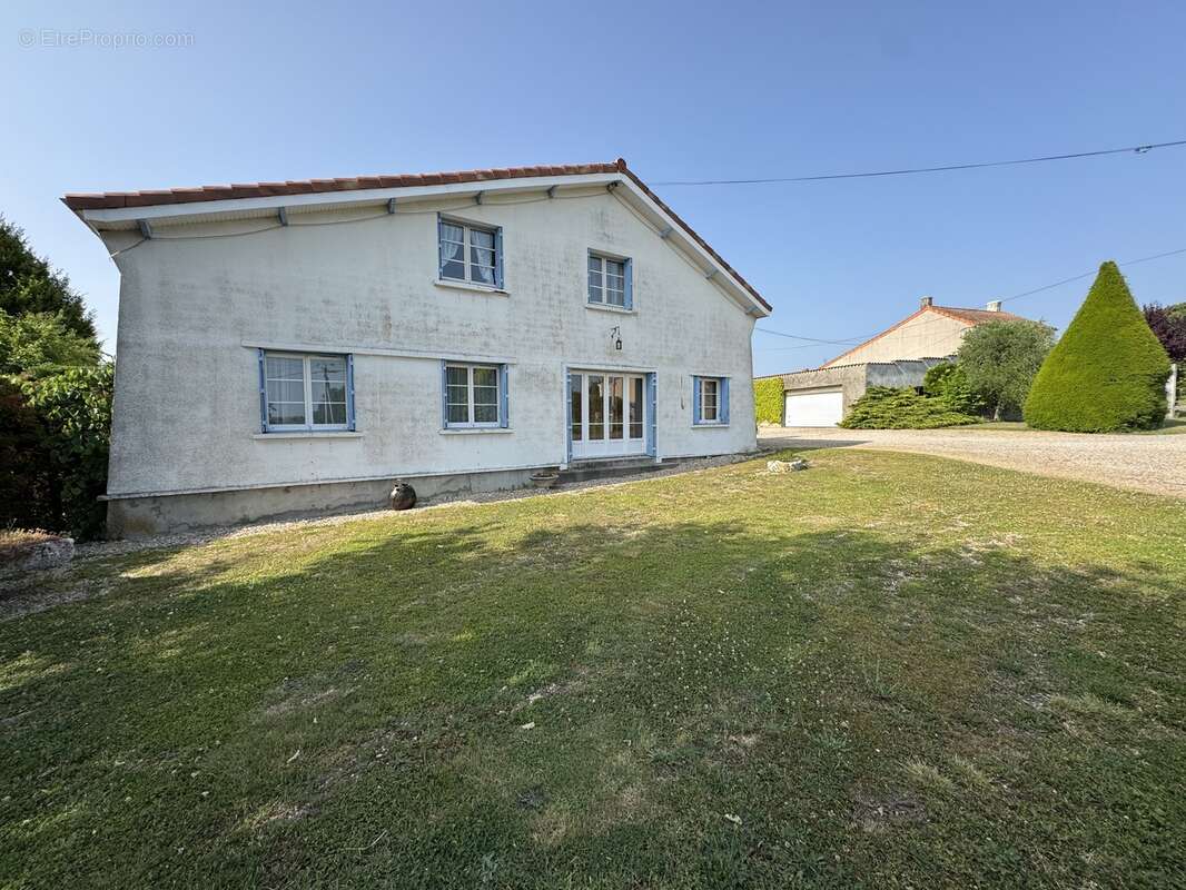 Maison 249 m² à Berneuil  - photo 3