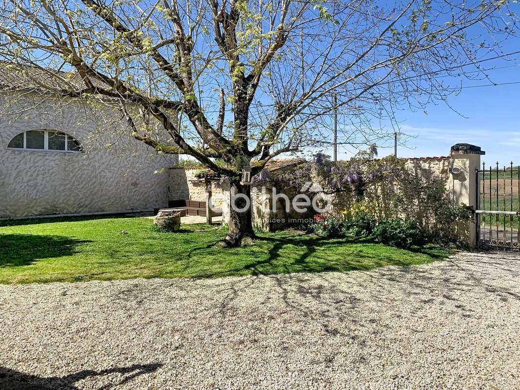 Maison à ROULLET-SAINT-ESTEPHE