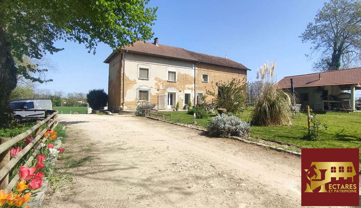Maison à LA CHAPELLE-DE-LA-TOUR