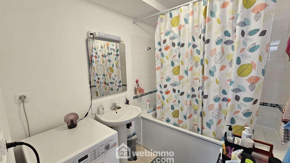 Une salle de bain de 5 m². - Appartement à PUISEAUX