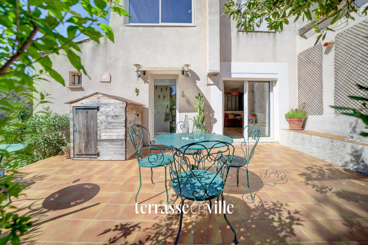 Appartement à CEYRESTE