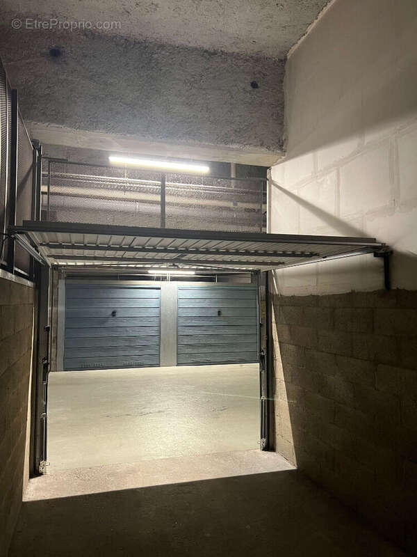 Parking à PARIS-18E