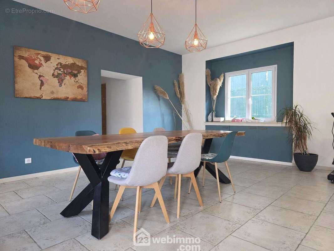 Un élégant espace salle à manger, idéal pour recevoir dans une ambiance conviviale