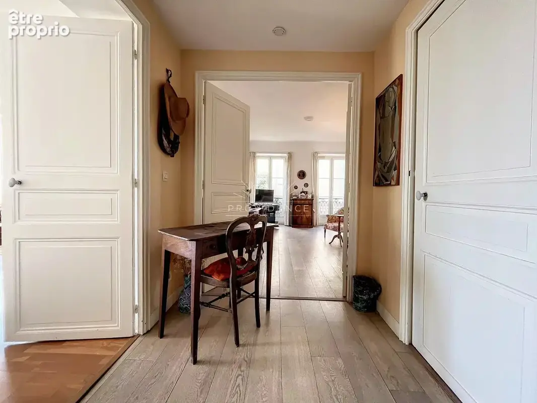 Appartement 4 pièces de 140 m² - Bourgeois avec potentiel, Cannes Centre - photo 9