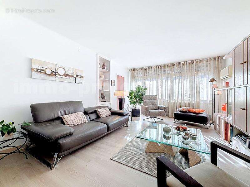 Appartement_T4_Annemasse_transformé_en_T3_Proche_Genève_Ceva_tram_Suisse_investissement_hyper_centre_Séjour_ - Appartement à ANNEMASSE