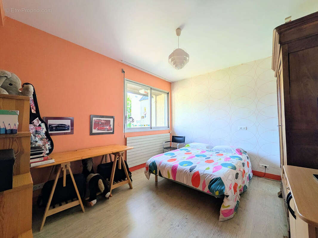 Maison d'architecte familiale de 170 m² avec jardin, terrasses et double garage dans un quartier résidentiel recherché - photo 15