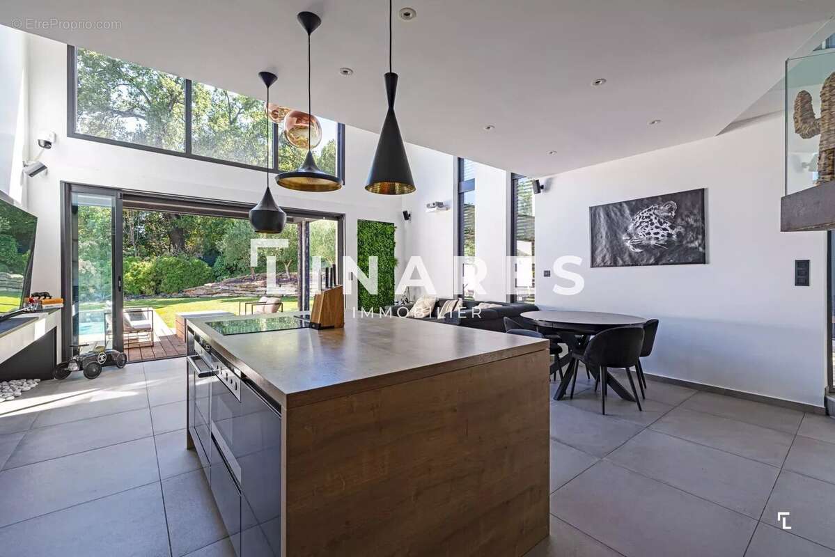 LA CONFIDENTIELLE - Villa T4/5 de 155m² - Piscine - Garage 39m² - Terrain 985m²  - 13012 MARSEILLE - photo 4