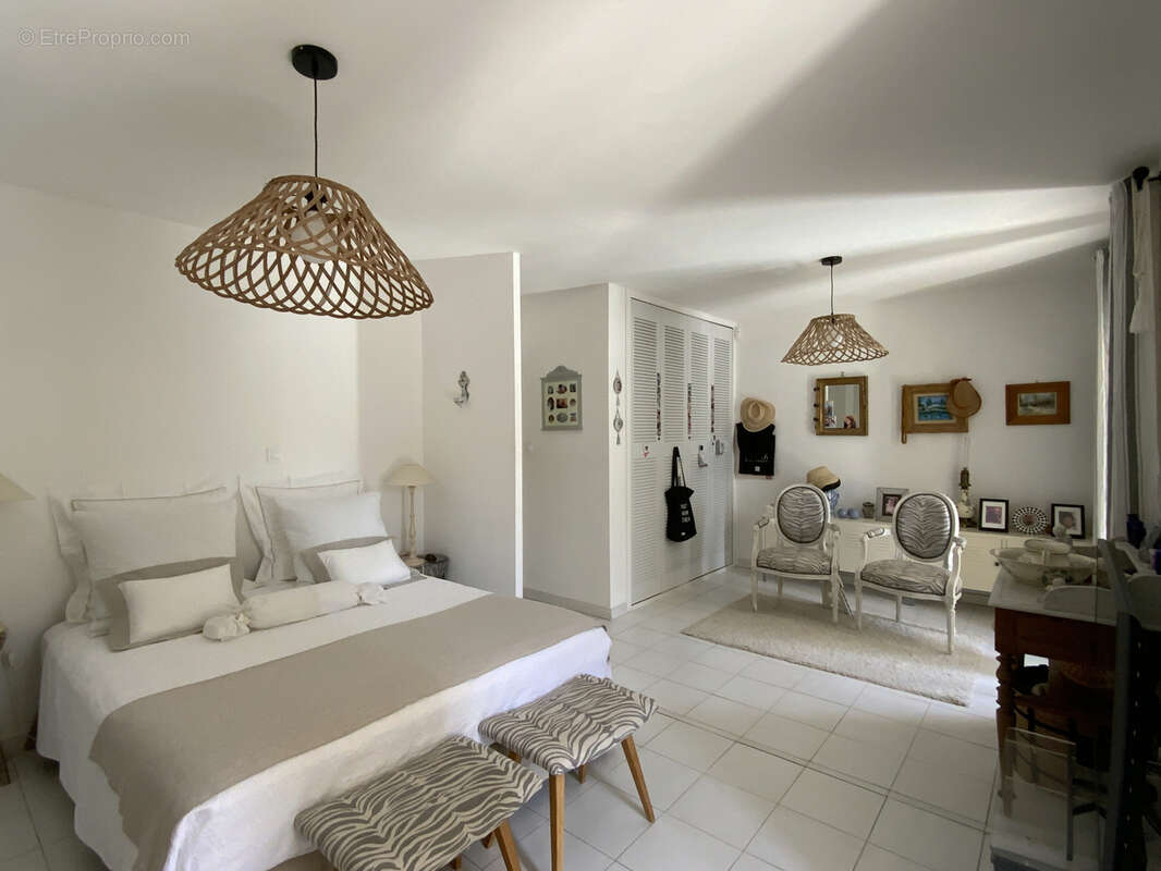 Villa de plain pied dans un quartier résidentiel d'Uzès sur un terrain de 1500 m2 avec piscine. - photo 4
