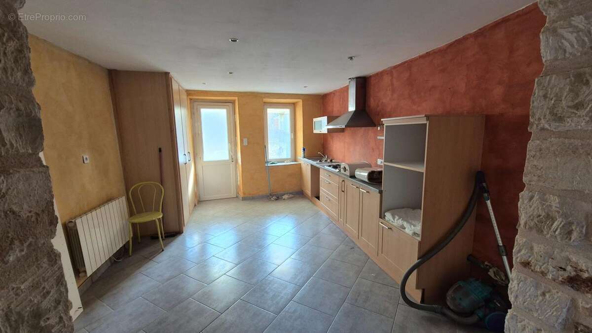 Maison à SAINT-JULIEN-DE-PEYROLAS