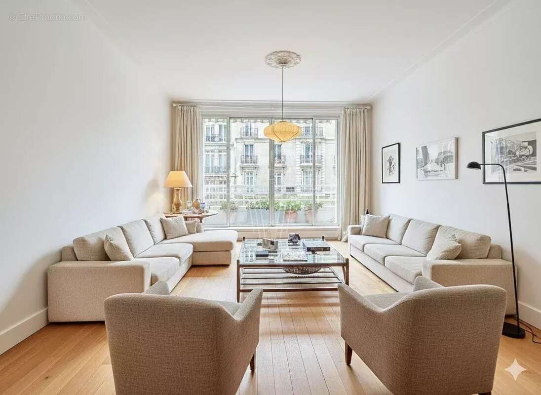 Appartement à PARIS-16E