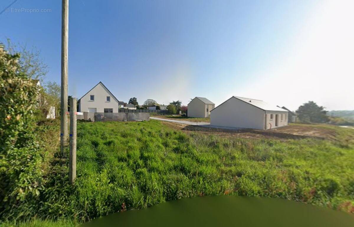 Terrain à POUILLE-LES-COTEAUX