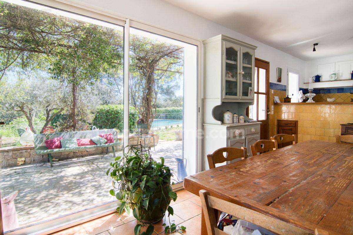 Superbe Villa de 8 Pièces à Cotignac (83) – 182 m² habitables avec piscine, sur 2500 m² de terrain paysager - photo 6