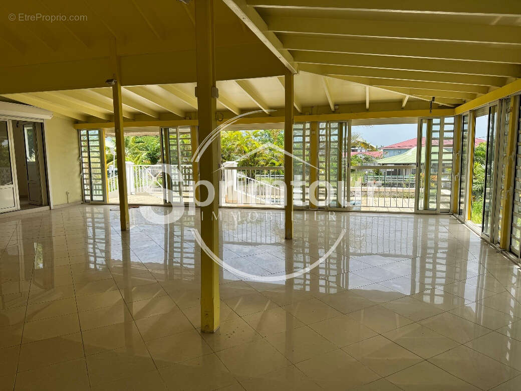 À VENDRE   BAIE-MAHAULT Villa Créole T6 avec Piscine sur Terrain de 1000 m2 - photo 13