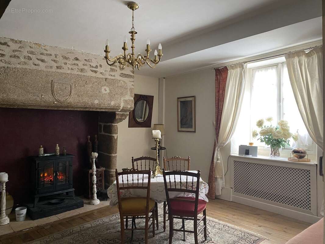 Maison à EYMOUTIERS