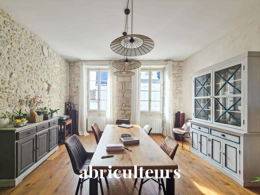 Duplex de caractère avec cheminée en vente à Saintes Centre (17100) - photo 6