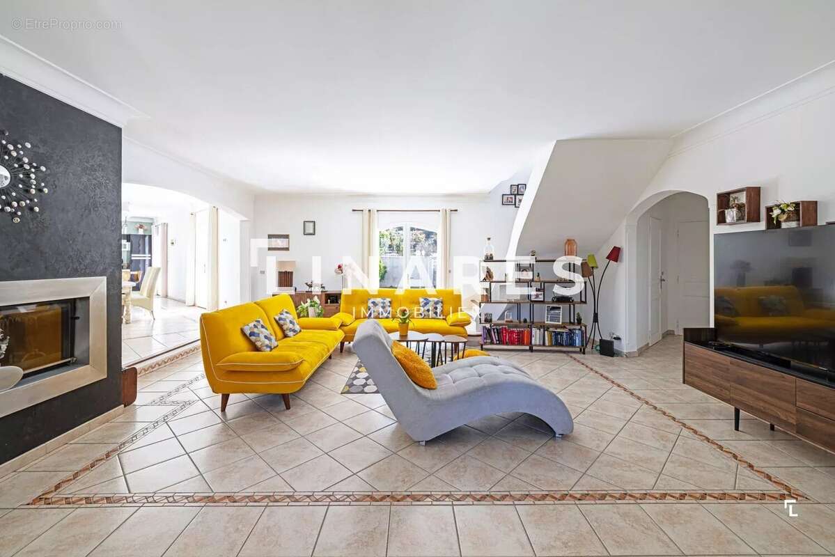 Maison à SIMIANE-COLLONGUE