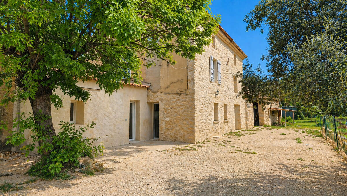 Maison à LA ROQUE-SUR-PERNES