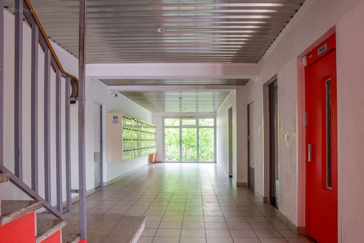 Appartement f1bis meuble proche tram et commerces avec locataire en place - photo 5