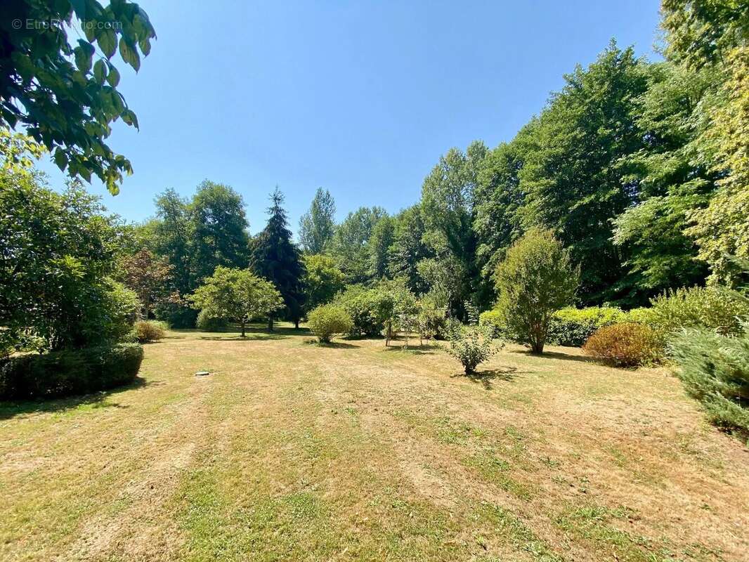Ancien moulin au cœur d'un parc de 1,2 hectare avec plan d'eau - photo 5