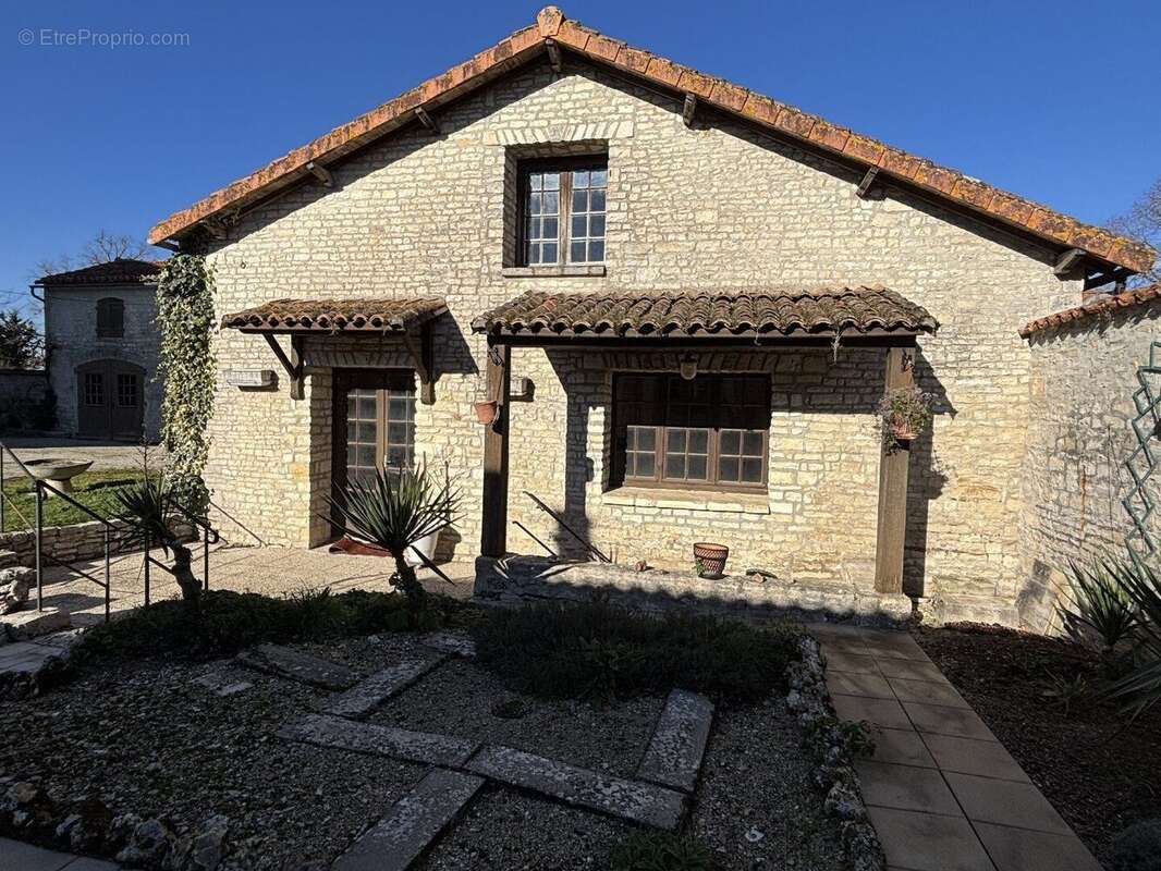 Maison à AIGRE