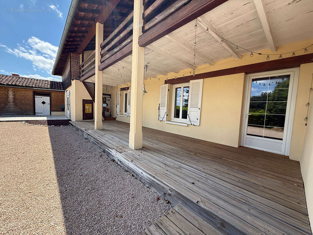 Belle ferme rénovée de 220 m² avec garages et dépendances - photo 4