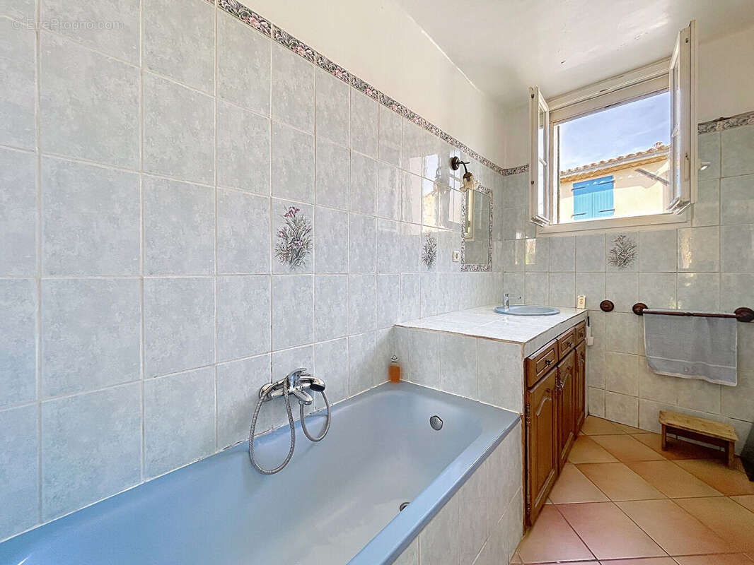 Maison à LE PUY-SAINTE-REPARADE