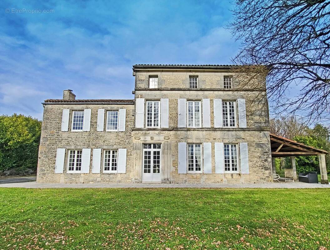 Élégante maison de maître charentaise avec grande piscine chauffée - photo 1