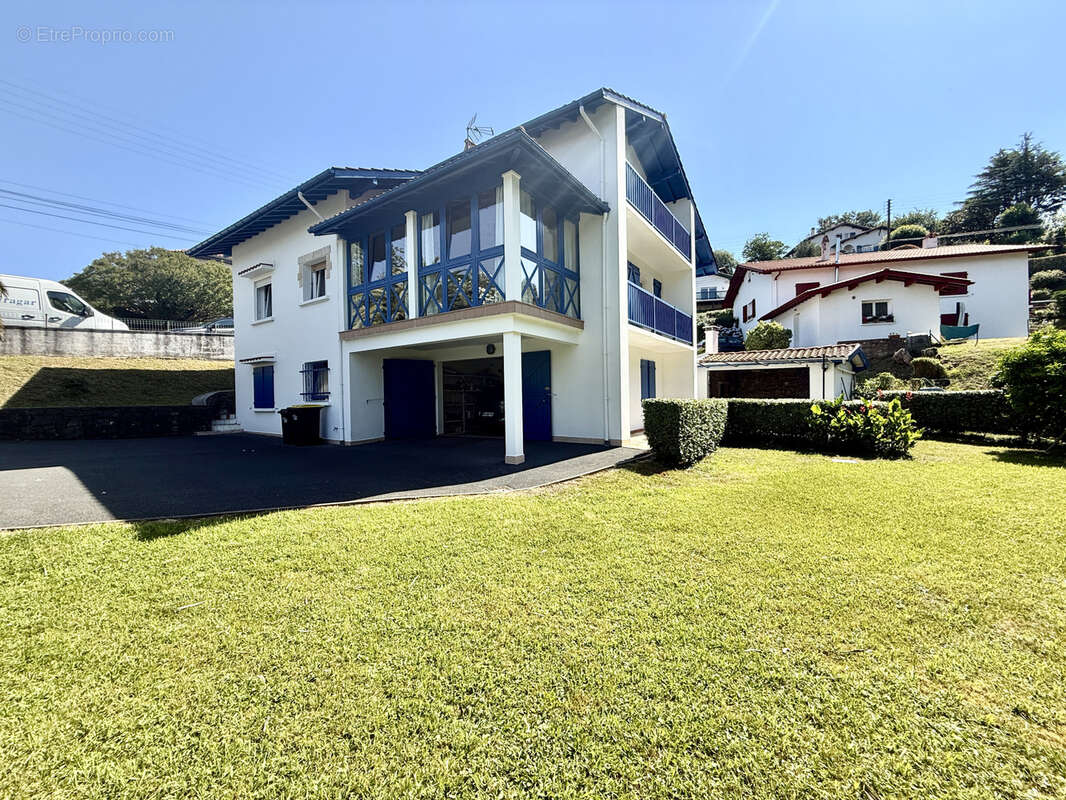 Au calme au fond d'une impasse, Maison familiale de 179 m2 avec grand garage 110m2 et terrain de 1 171 m2 - photo 2