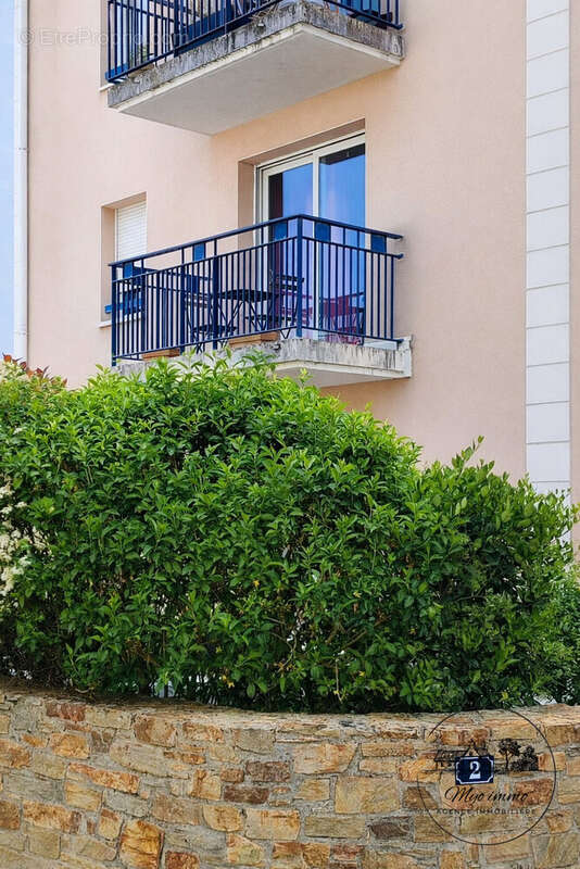 vue de l'immeuble et de la terrasse - Appartement à INDRE