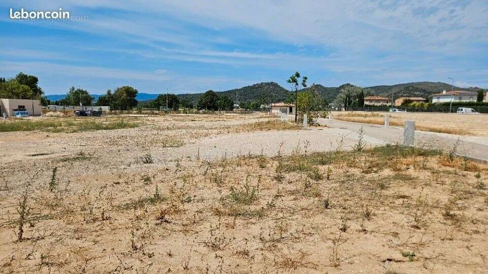 Terrain 330 m² à Peyrolles-En-Provence  - photo 2