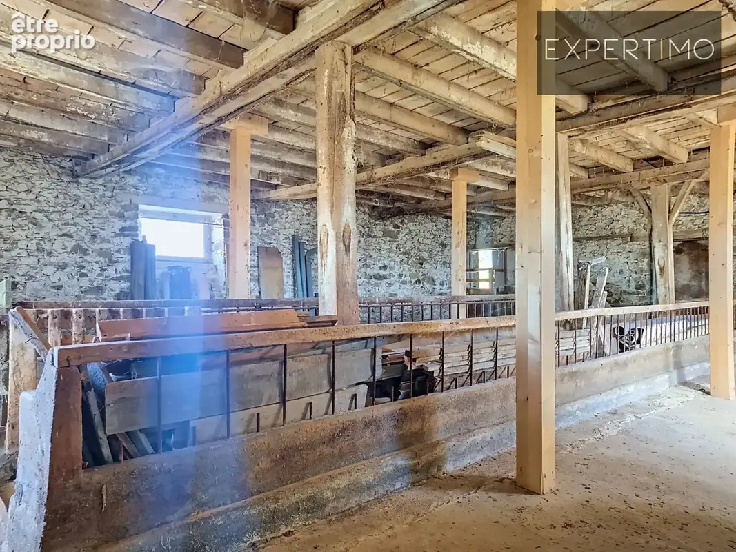 Ancien corps de ferme en pierre   165 m2, nombreuses dépendances et autonomie énergétique - photo 7