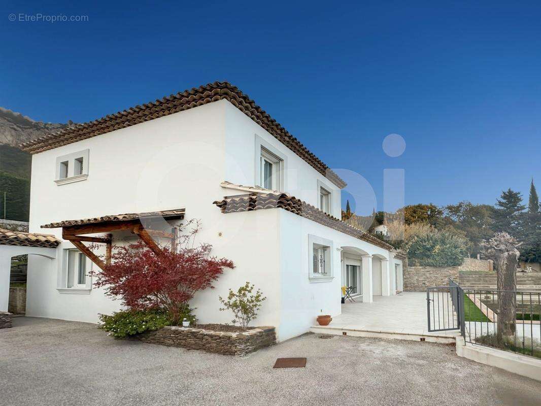 Maison à LE REVEST-LES-EAUX