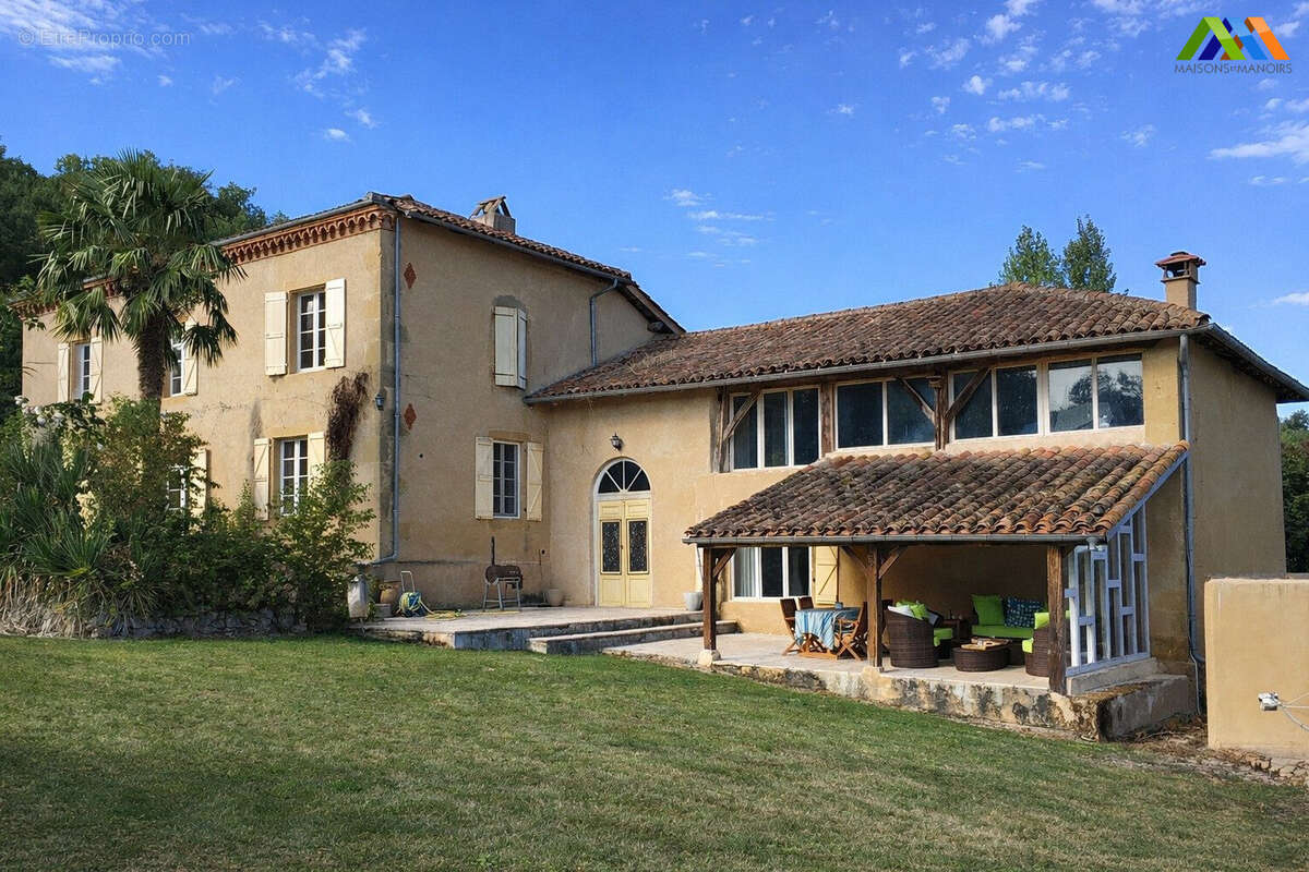 Characterful Maison de Maître near Boulogne-sur-Gesse, set in mature gardens with countryside views.