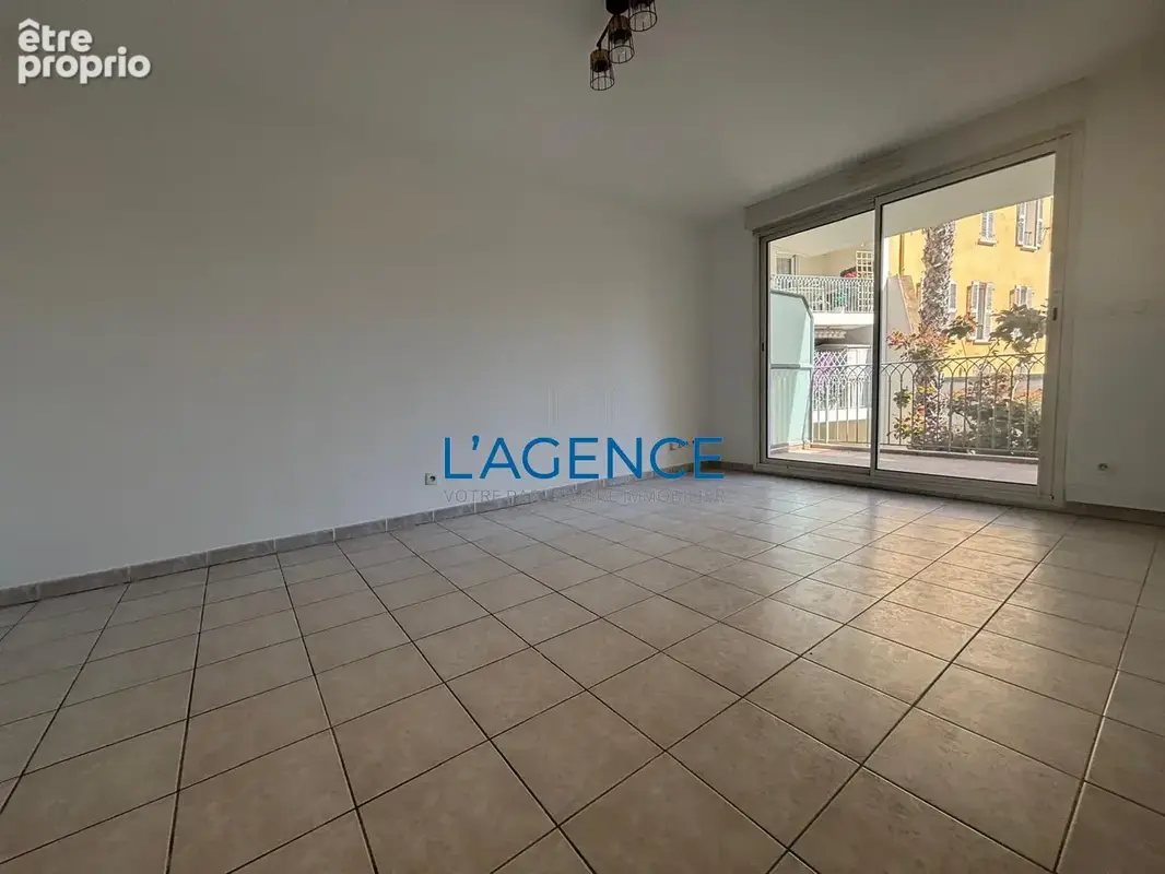 Appartement T2 de 42m2 en étage avec ascenseur et terrasse et garage au centre- ville de Hyères - photo 4