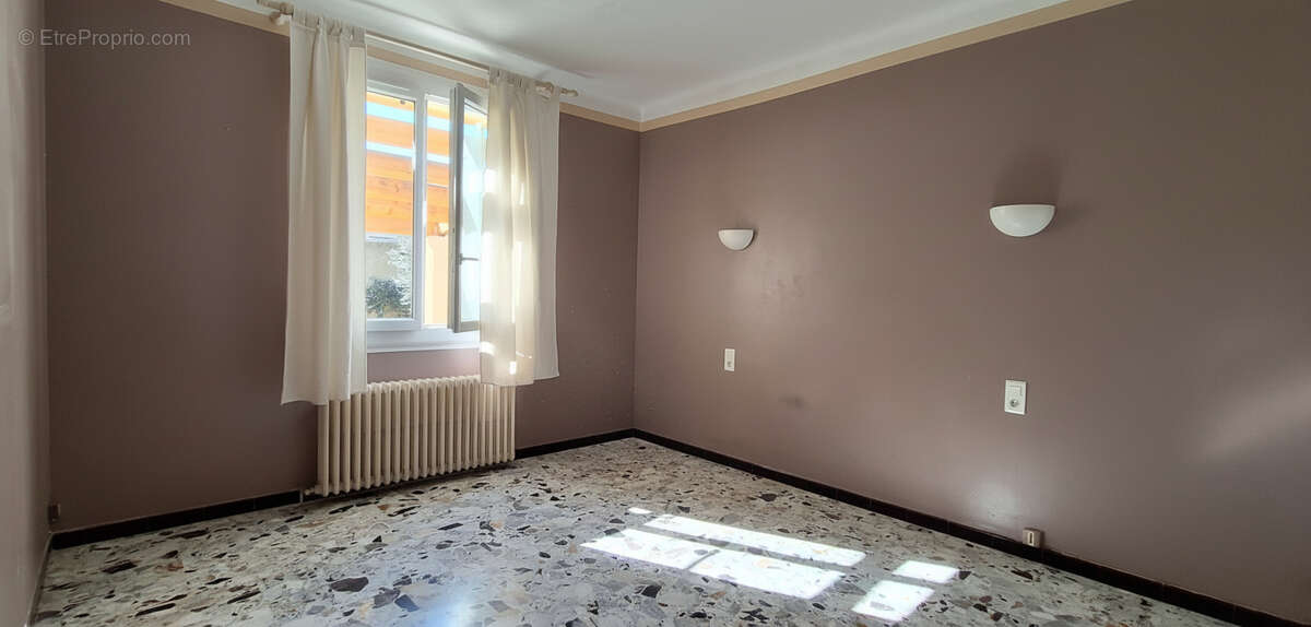 Maison à ENTRAIGUES-SUR-LA-SORGUE