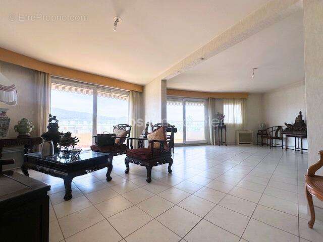 Appartement spacieux de 106 m2 avec vue panoramique sur la ville de Hyères, les collines, et la mer - photo 2