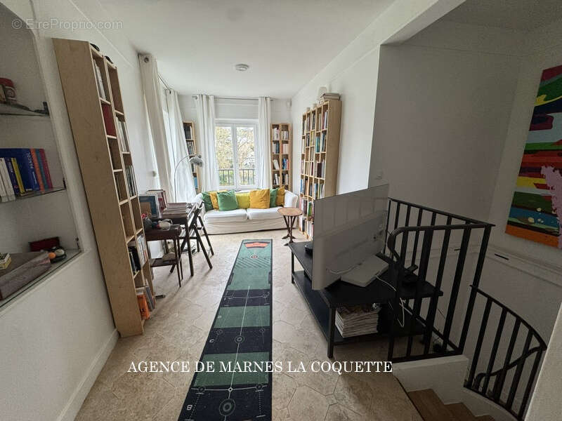 Appartement à MARNES-LA-COQUETTE