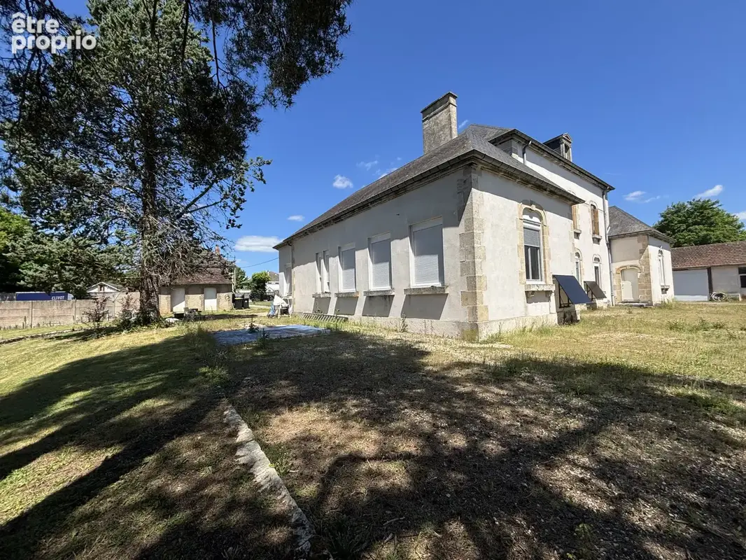 Côte d'Or : Bâtisse bourguignonne de 450m2 dont 260 m2 rénové (plain pied) , annexes, garages sur  4000m2 - photo 2
