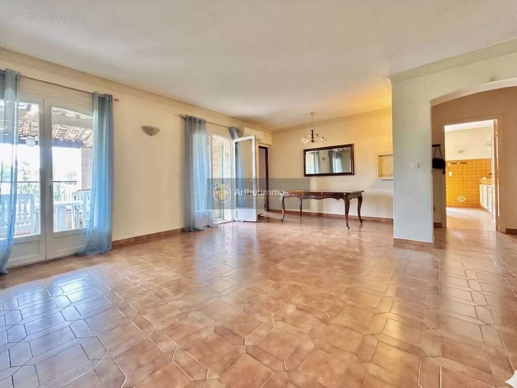 Maison à ROQUEBRUNE-SUR-ARGENS