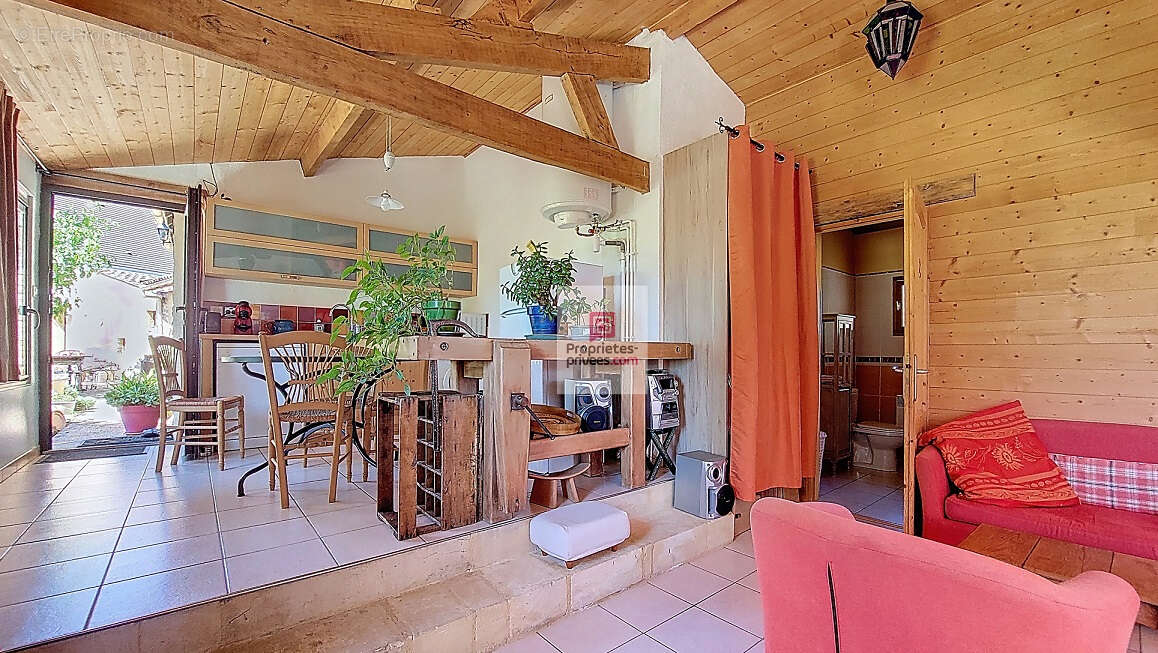 A Plazac, ensemble de maisons totalisant  257m2. 6 chambres. 6 salles d'eau. Carport fermé 40 m2. Jardin de 5000 m2 environ - photo 12