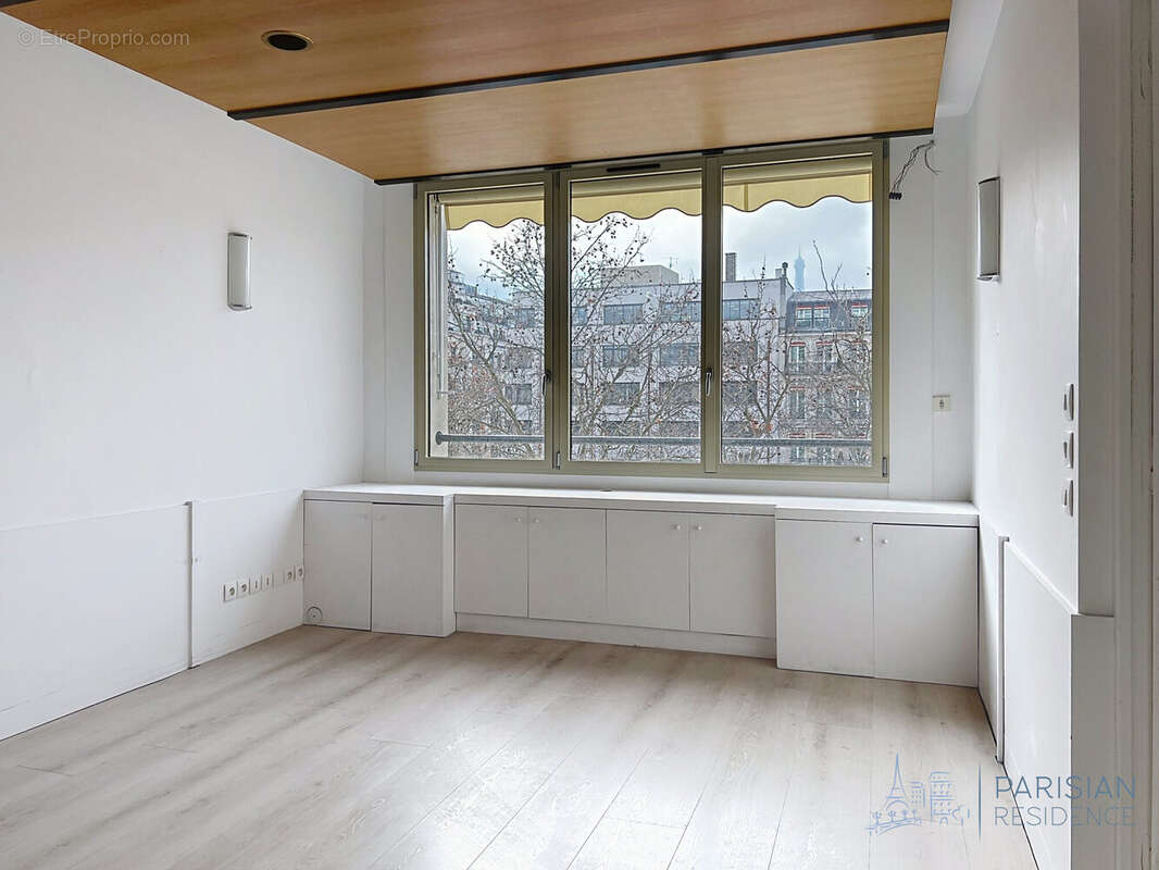 Commerce à PARIS-8E