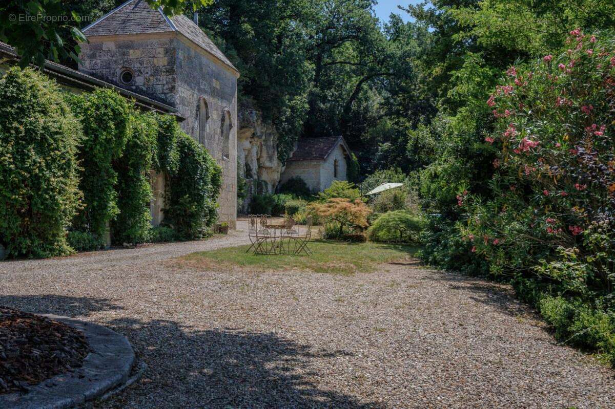 Château entièrement restauré sur 5 hectares de terrain (dont 2 hectares de bois et 3 sources d'eau) - photo 10